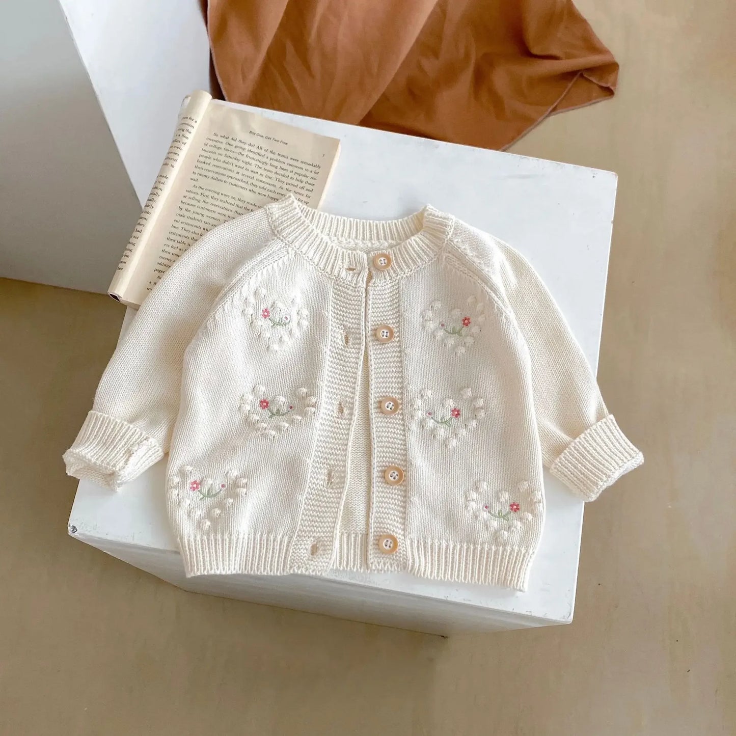 2024 girls knitted cardigan autumn and winter two-piece set baby infant polka dot heart embroidered cardigan