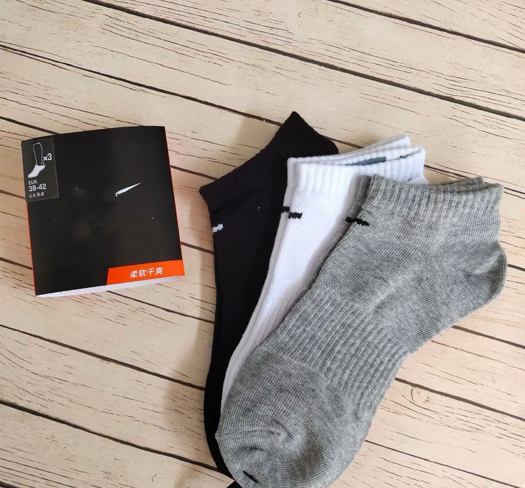 Black and White Medium Tube High Tube Four-season Solid Color Sports Socks Running Basketball Training Socks