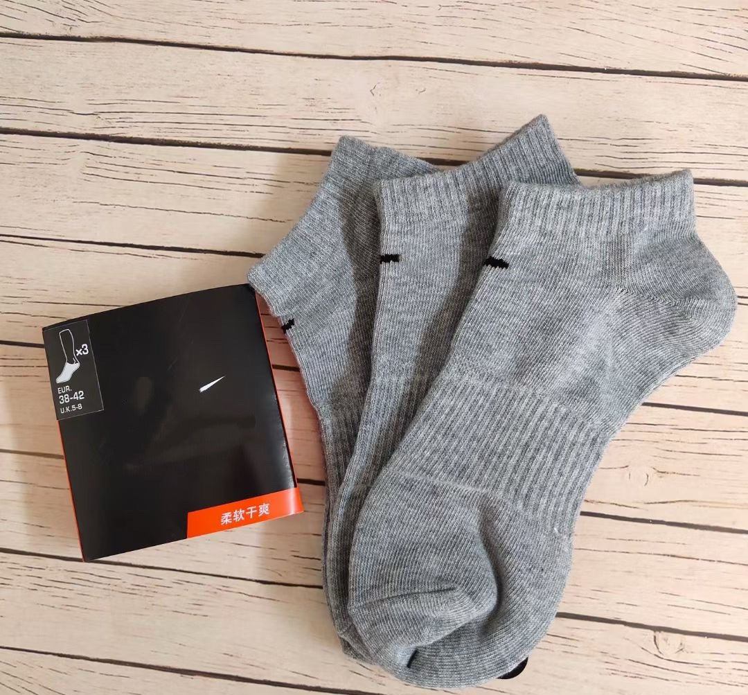 Black and White Medium Tube High Tube Four-season Solid Color Sports Socks Running Basketball Training Socks