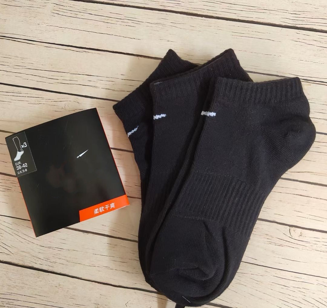 Black and White Medium Tube High Tube Four-season Solid Color Sports Socks Running Basketball Training Socks