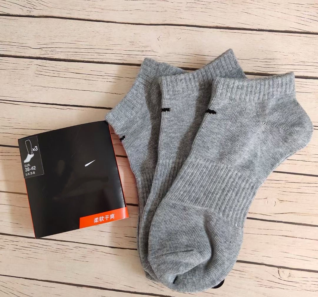 Black and White Medium Tube High Tube Four-season Solid Color Sports Socks Running Basketball Training Socks