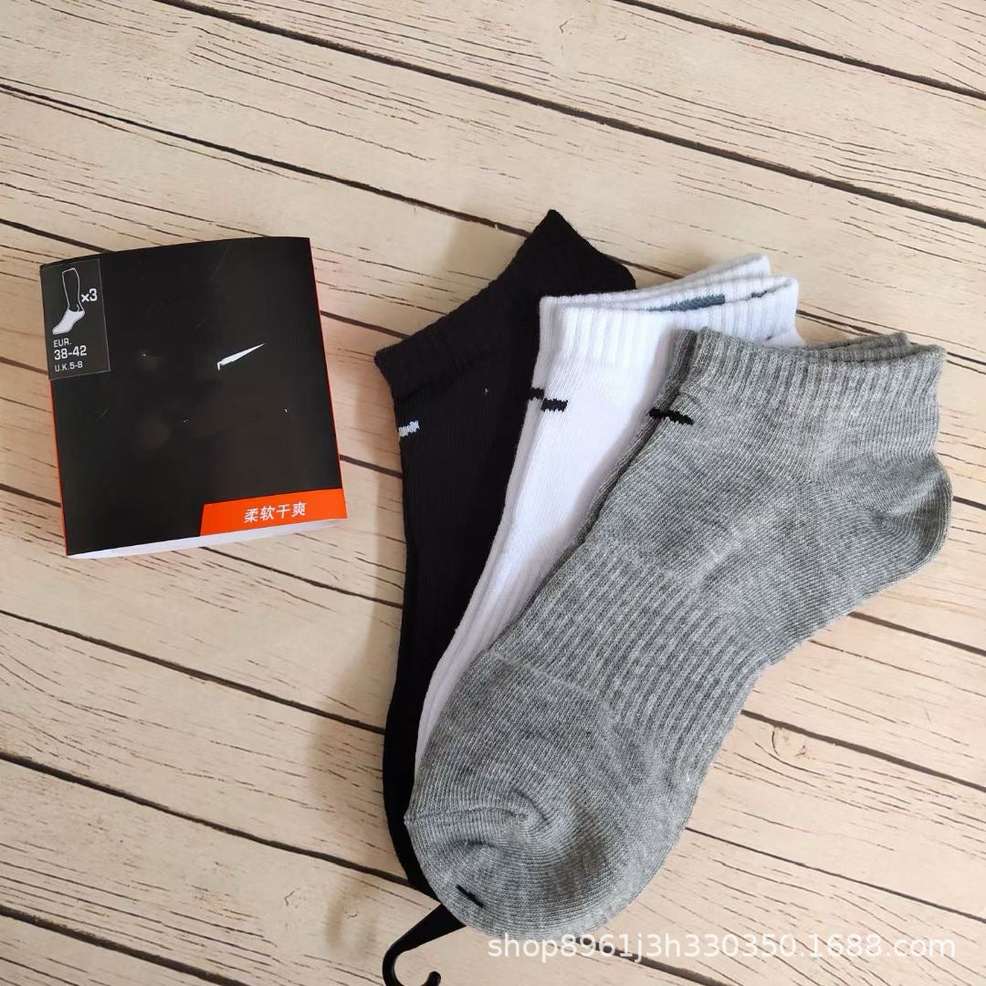 Black and White Medium Tube High Tube Four-season Solid Color Sports Socks Running Basketball Training Socks